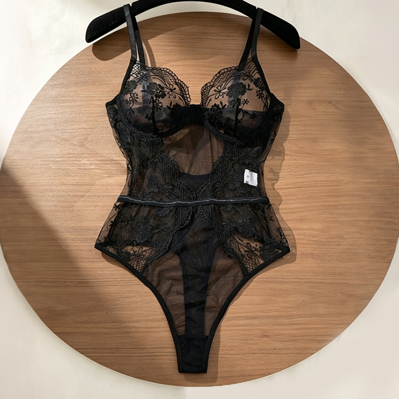 Lace Teddy Lingerie - บอดี้สูทลูกไม้ลายดอกไม้สำหรับผู้หญิง ชุดชั้นในวันพีซผ้าตาข่ายซีทรูสีดำ คอวีสายเดี่ยวสุดเซ็กซี่ ชุดนอนบอดี้สูทสไตล์บูดัวร์
